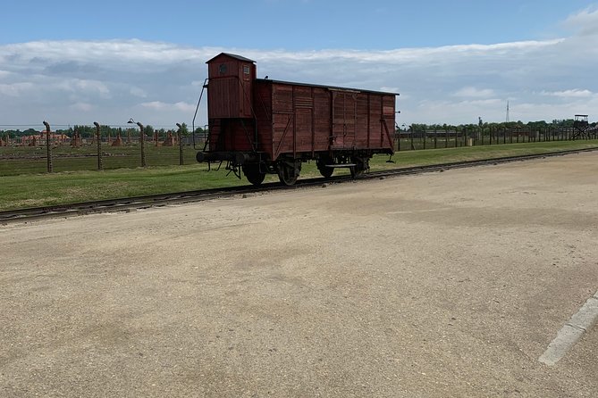 1 Day Trip Auschwitz-Birkenau Memorial and Museum Guided Tour from Krakow - Arriving at Auschwitz I