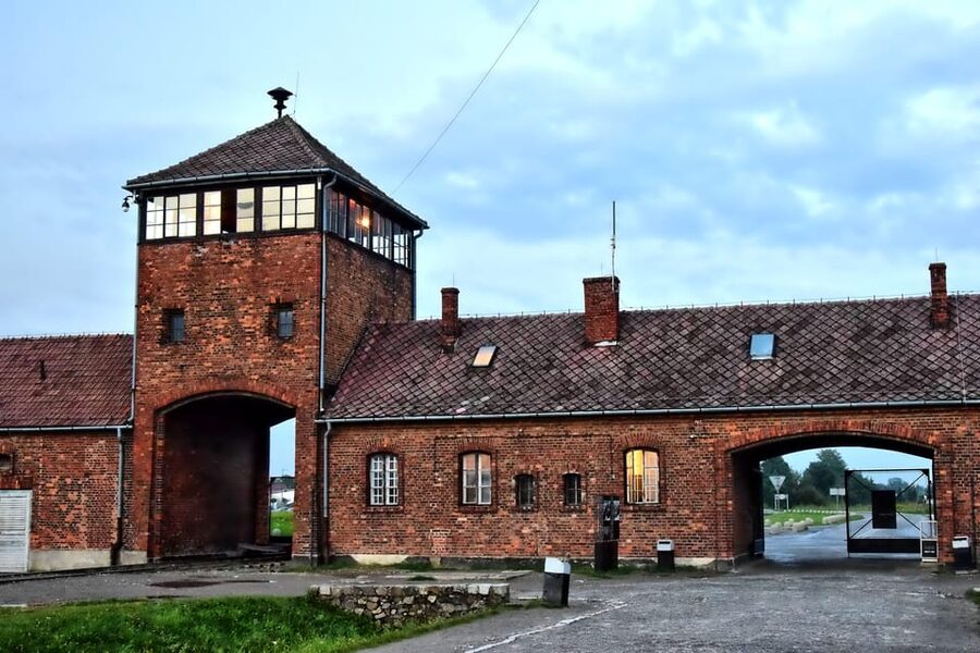 Auschwitz-Birkenau: Guided Tour and Skip-The-Line Ticket - Auschwitz I: a concentrated first chapter