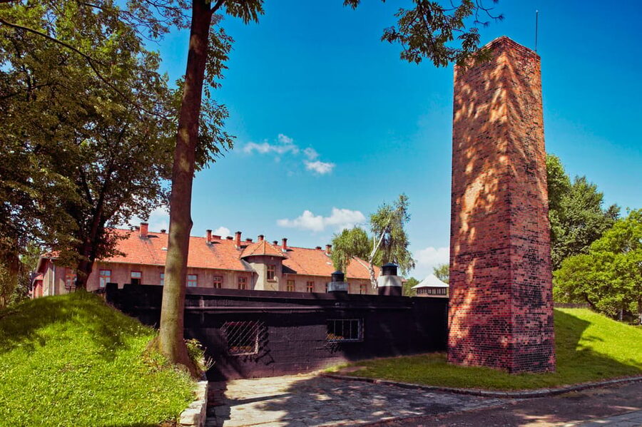 Auschwitz-Birkenau: Guided Tour with Fast Track Ticket - Fast-track entry and the meeting point