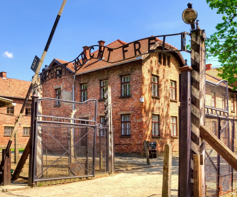 Auschwitz-Birkenau: Guided Tour with Fast Track Ticket - Choosing Krakow transport or arriving independently
