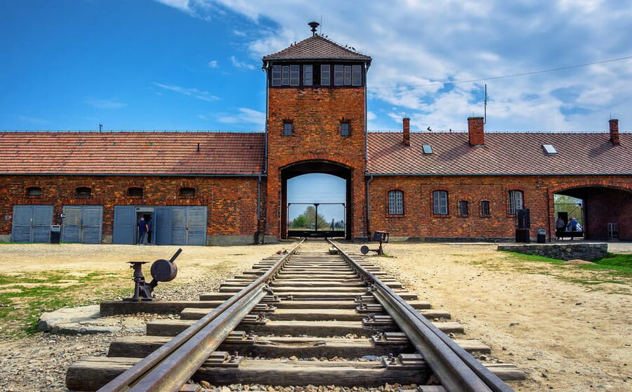 Auschwitz-Birkenau: Guided Tour with Fast Track Ticket - Timing, group size and the three to seven-hour range