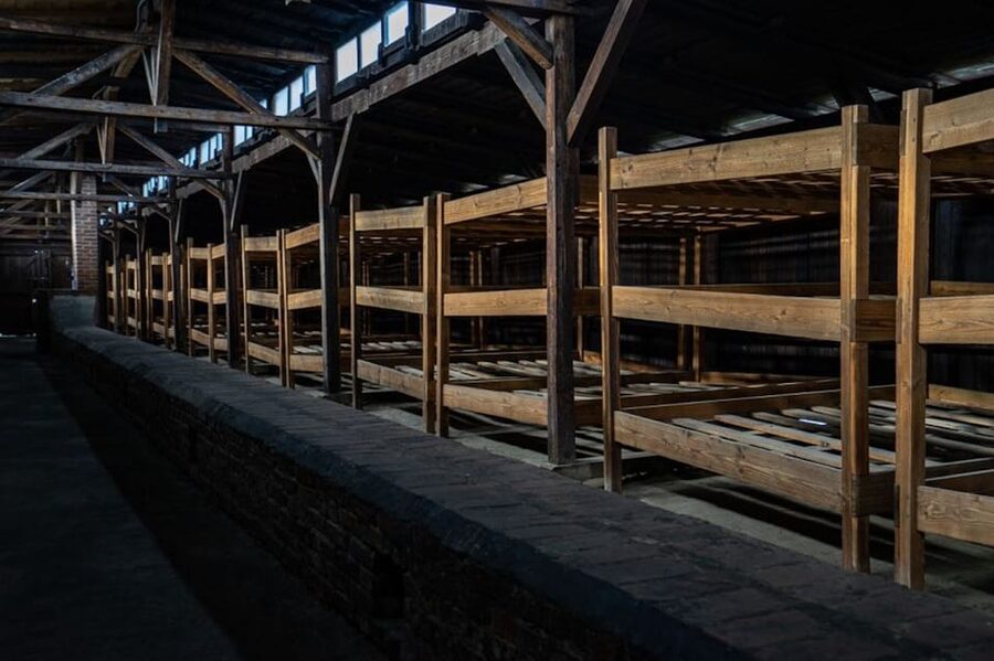 Auschwitz-Birkenau Skip-the-Line Ticket and Guided Tour - Auschwitz I: the first 90 to 120 minutes