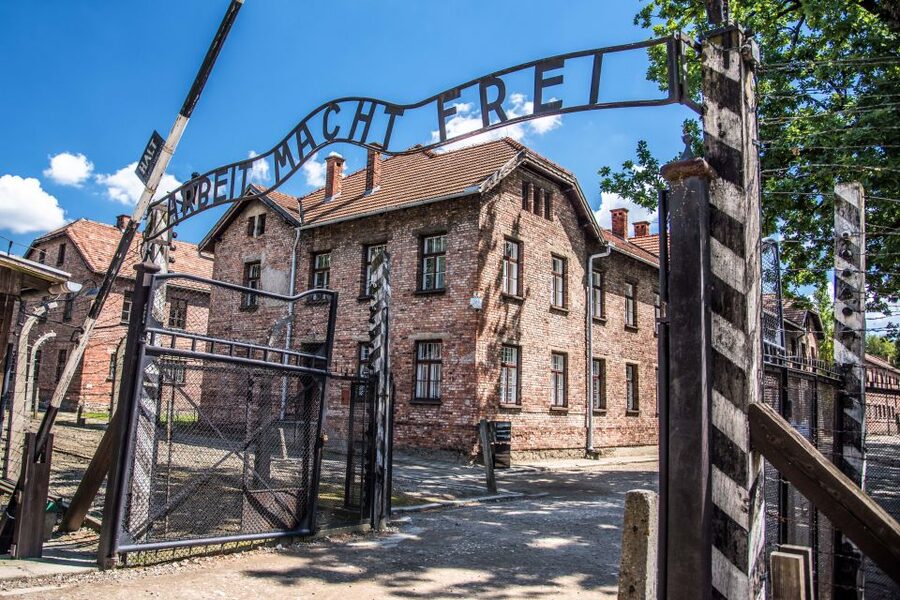 Auschwitz Ticket and Full-Day Tour from Krakow - Auschwitz I: two hours among the original camp buildings