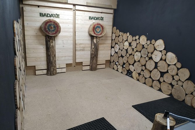 Axe Throwing In Bad Axe Krakow - The first lesson: safe handling before competition