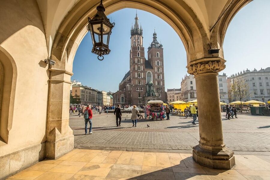 Cracow's Old Town sightseeing & St. Mary's Basilica Visit - Key points at a glance