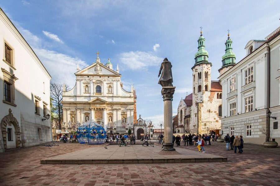 Cracow's Old Town sightseeing & St. Mary's Basilica Visit - Entering St. Mary’s Basilica