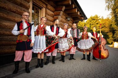 Evening Folk Show, singing, dancing and delicious food!