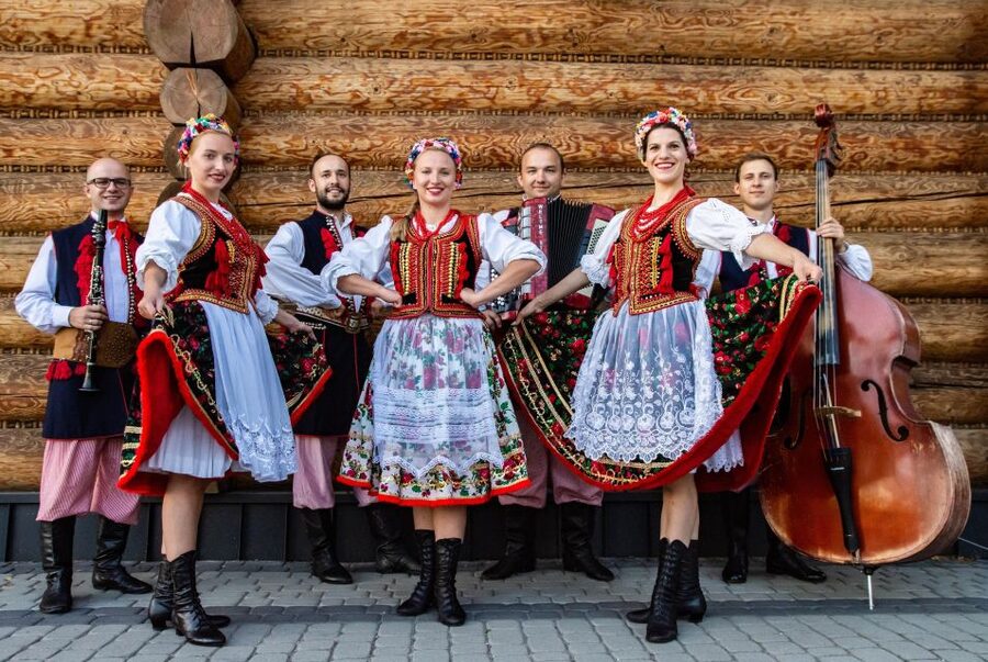 Evening Folk Show, singing, dancing and delicious food! - Unlimited drinks, from compote to wine