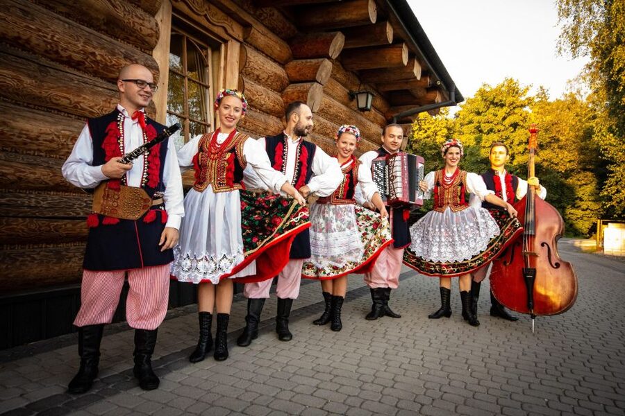 Evening Folk Show, singing, dancing and delicious food! - Getting from Krakow to Kryspinów