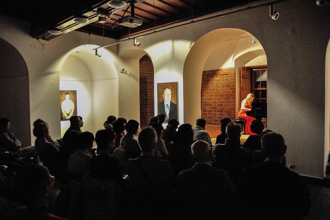 Everyday concerts of Chopin's music at the Old Town in Warsaw - The musicians and changing interpretations