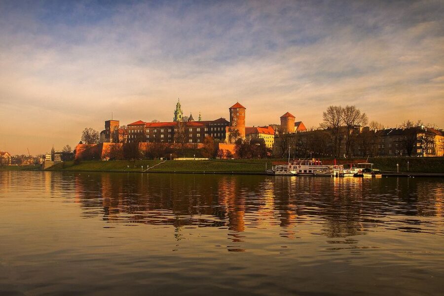 Family Tour of Krakow Old Town with Sweets Factory & Cruise - The Four-Hour Option and the Vistula River