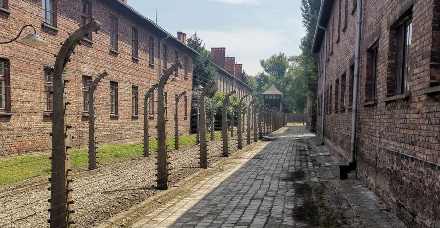 From Krakow: Auschwitz-Birkenau Camp Complex Guided Day Trip - Auschwitz I and the meaning of the entrance