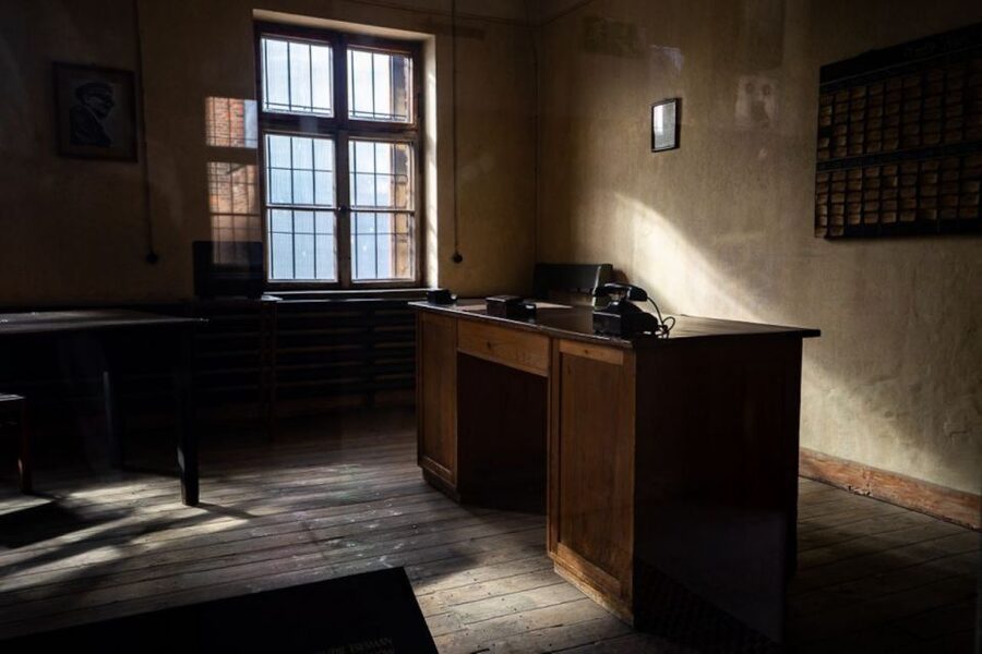 From Krakow: Auschwitz-Birkenau Full-Day Tour - The guide makes the difference