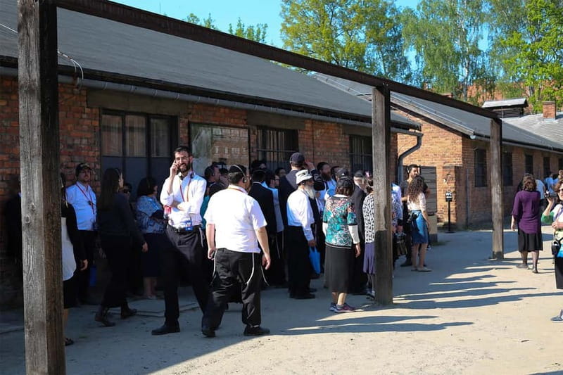 From Krakow: Auschwitz-Birkenau Guided Tour & Pickup Options - The 15-minute transfer to Birkenau