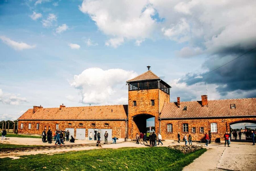 From Krakow: Auschwitz-Birkenau & Schindler's Factory Tour - The 50-minute break in Podgórze