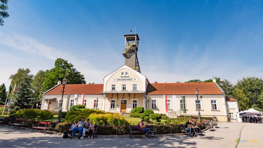 From Krakow: Guided Tour in Wieliczka Salt Mine - Following the miners through tunnels and chambers