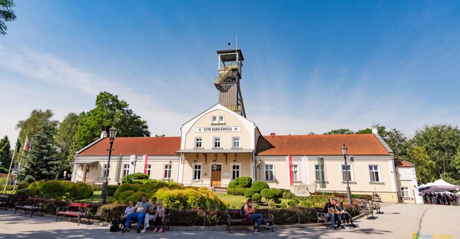From Krakow: Guided Tour in Wieliczka Salt Mine - The first steps are the hardest part