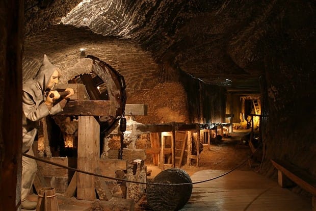 From Kraków: Wieliczka Salt Mine Guided Tour with Transport - A guide-led tour in English or Spanish