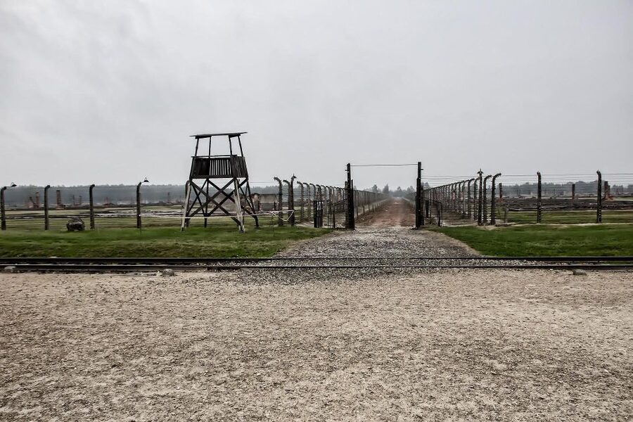 From Warsaw: Auschwitz-Birkenau Guided Tour with Fast Train - Why this Warsaw day trip takes so long