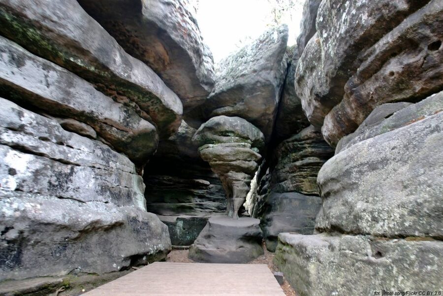 From Wroclaw: Full-Day Stolowe Mountains Trekking Tour - The eight-hour schedule and its practical limits