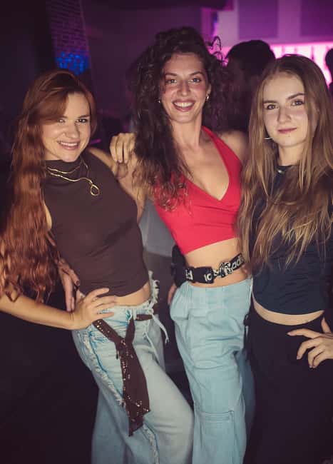 Fun explorers pub Crawl with 1 hour open bar and 3 VIP clubs - Key points to know before you go