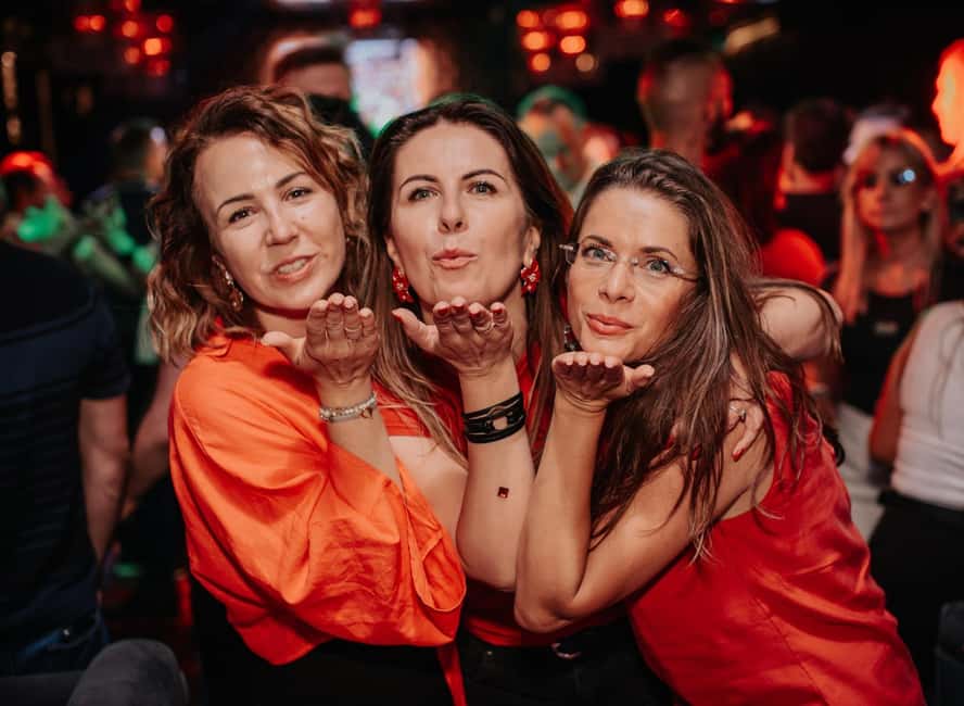 Fun explorers pub Crawl with 1 hour open bar and 3 VIP clubs - What kind of Krakow night is this?