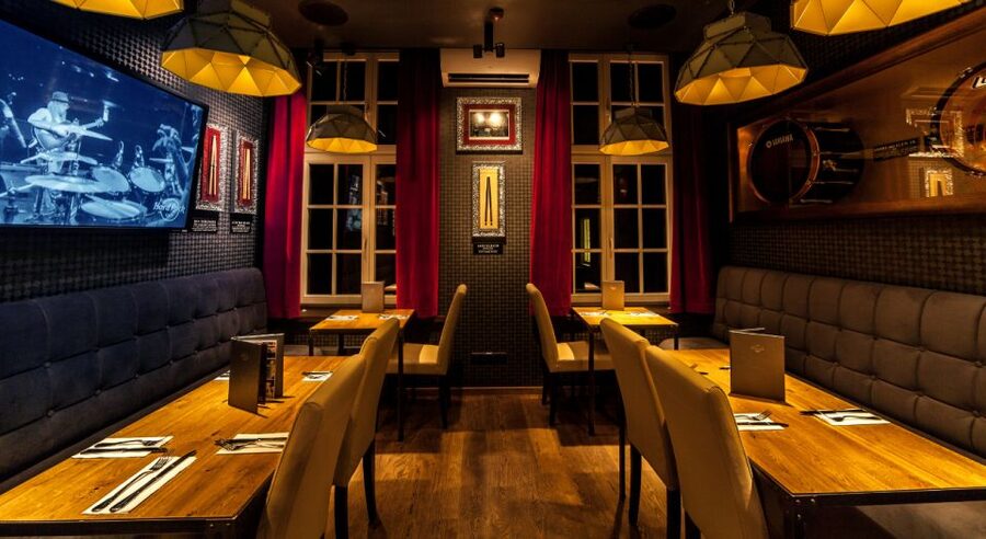 Gdansk: Legendary Burger and Zywiec Beer at Hard Rock Cafe - A rock-themed meal in central Gdansk
