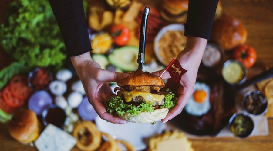 Gdansk: Legendary Burger and Zywiec Beer at Hard Rock Cafe - What arrives with the Legendary Burger
