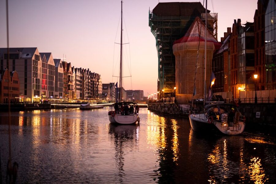 Gdańsk: Motlawa and Port yacht cruise with Welcome Drink - Cranes, dry docks, and ships under repair
