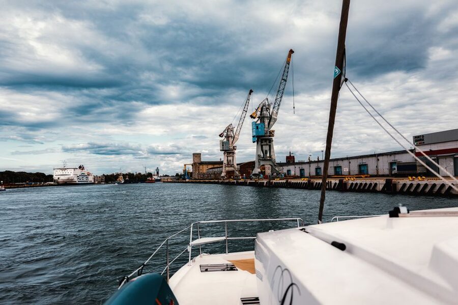 Gdańsk: Motlawa and Port yacht cruise with Welcome Drink - The port mouth and the 50-minute limit