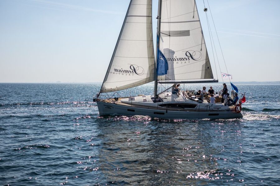 Gdańsk: Motlawa and Port yacht cruise with Welcome Drink - Best seasons, drinks, and clothing