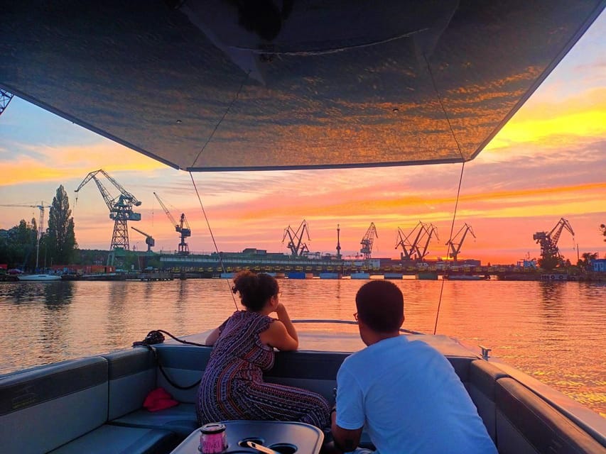 Gdańsk: Motława River Eco Cruise at Sunset with Prosecco - Five minutes on the Motława, with Gdańsk opening around you