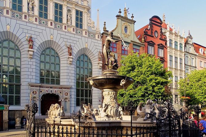 Gdańsk: Old Town Private Walking Tour with Legends and Facts - Beginning beneath the Upland Gate