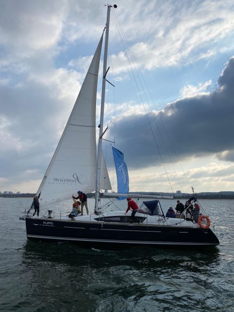 Gdansk: Scenic Evening Yacht Cruise with Welcome Drink - The shipyards and the birth of Solidarity