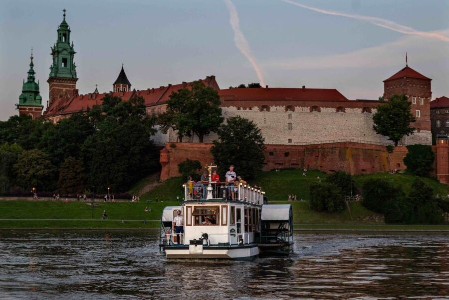 Krakow: 1-Hour Evening Vistula River Cruise - Starting beside Wawel Castle and the dragon statue