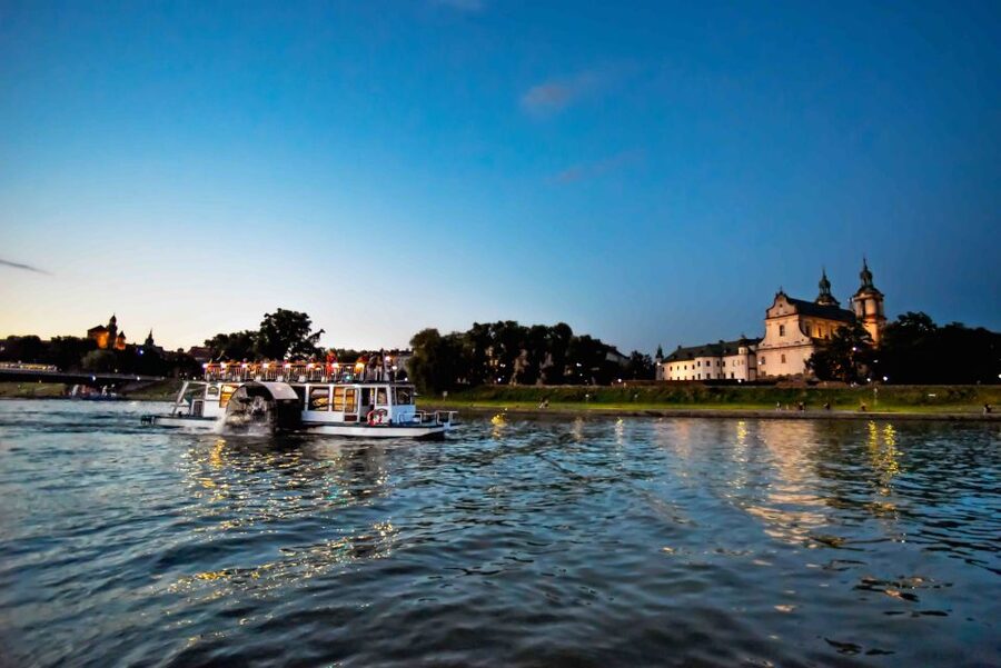Krakow: 1-Hour Evening Vistula River Cruise - Cricoteka, Kazimierz, and the Church on the Rock