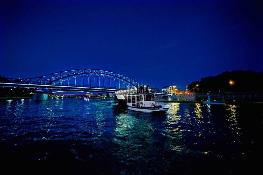 Krakow: 1-Hour Evening Vistula River Cruise - The boat, seating, drinks, and sound