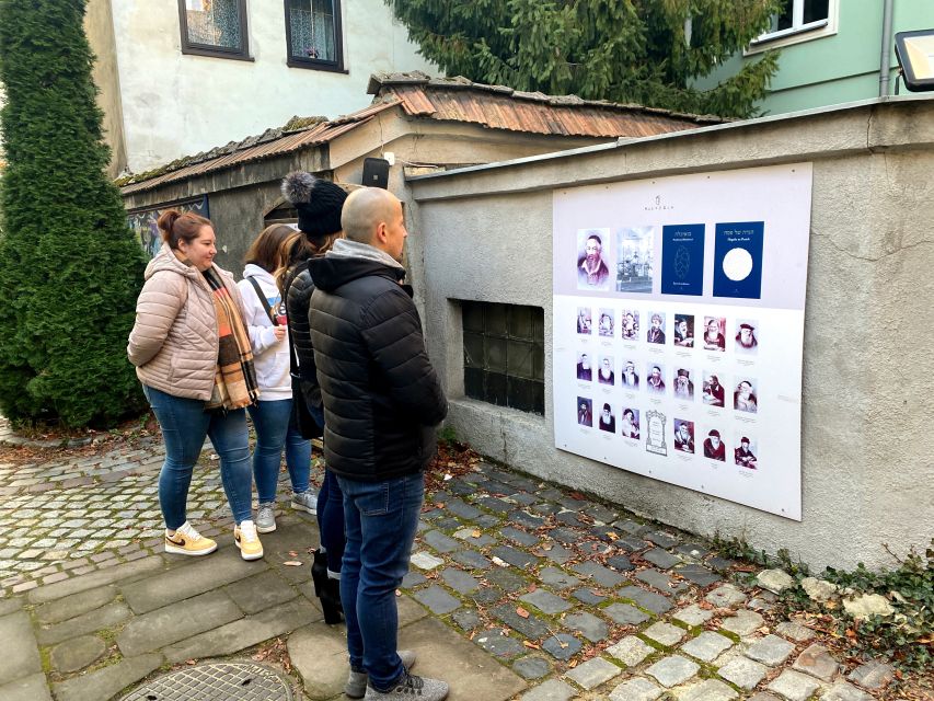Krakow: 2h Kazimierz (Jewish Quarter) Walking Tour - Kazimierz today: cafés, galleries, and a changing district