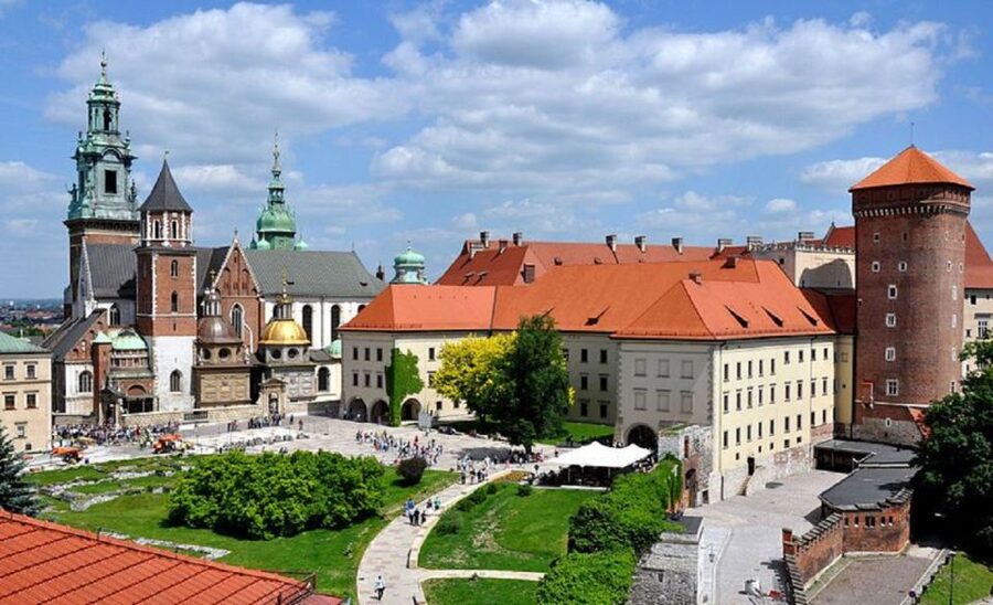 Krakow and Auschwitz Small-Group Tour from Warsaw with Lunch - Krakow Old Town in a focused two-hour walk