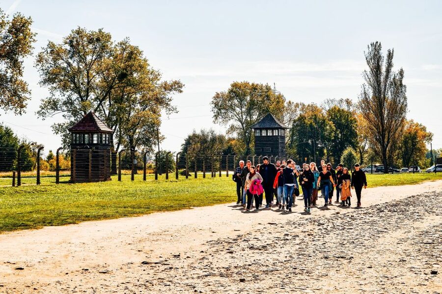 Krakow: Auschwitz-Birkenau Live Guided Tour & Hotel Pickup - Auschwitz I and the first two hours inside the memorial