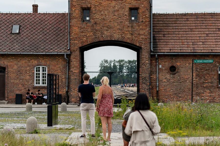 Krakow: Auschwitz-Birkenau Tour Limited to 15 Visitors - A respectful guide makes the difference
