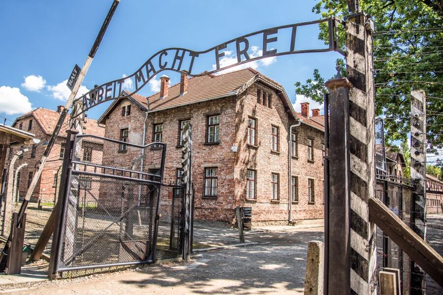 Krakow: Auschwitz Guided Tour with Pickup and Optional Lunch - The short break between the two camps