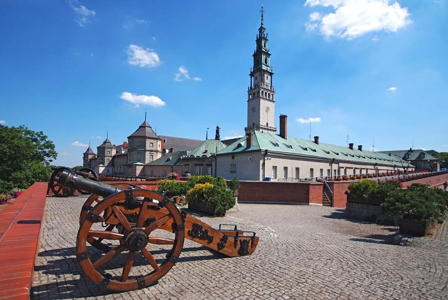 Krakow: Black Madonna Sanctuary of Czestochowa - Guided Tour - The basilica, Treasury, and museum rooms
