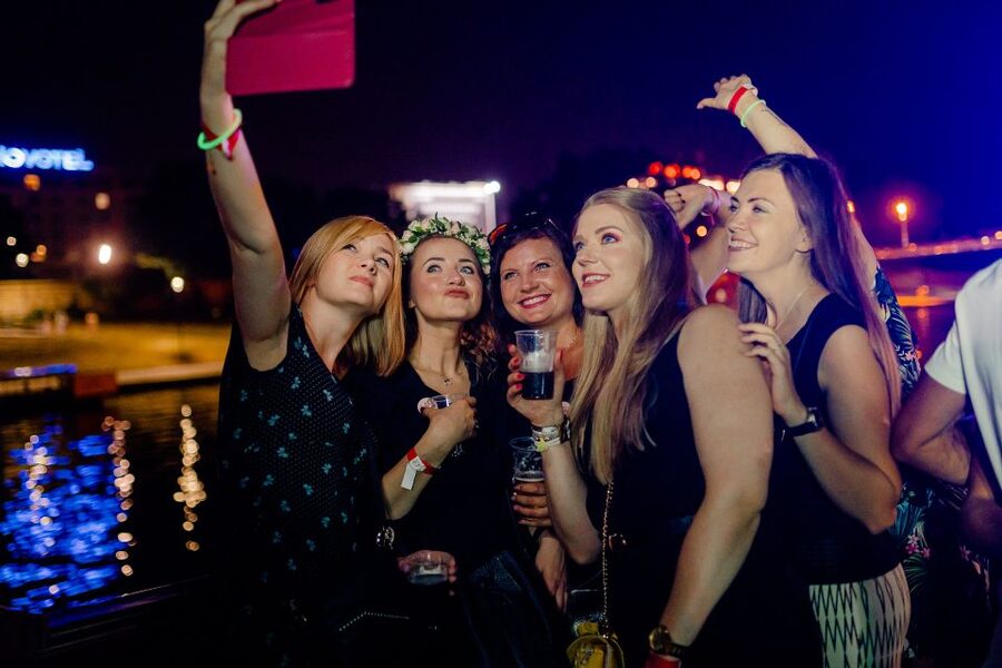Krakow: Boat Party with Unlimited Drinks - Choosing between the 5:00 PM and 8:00 PM departures