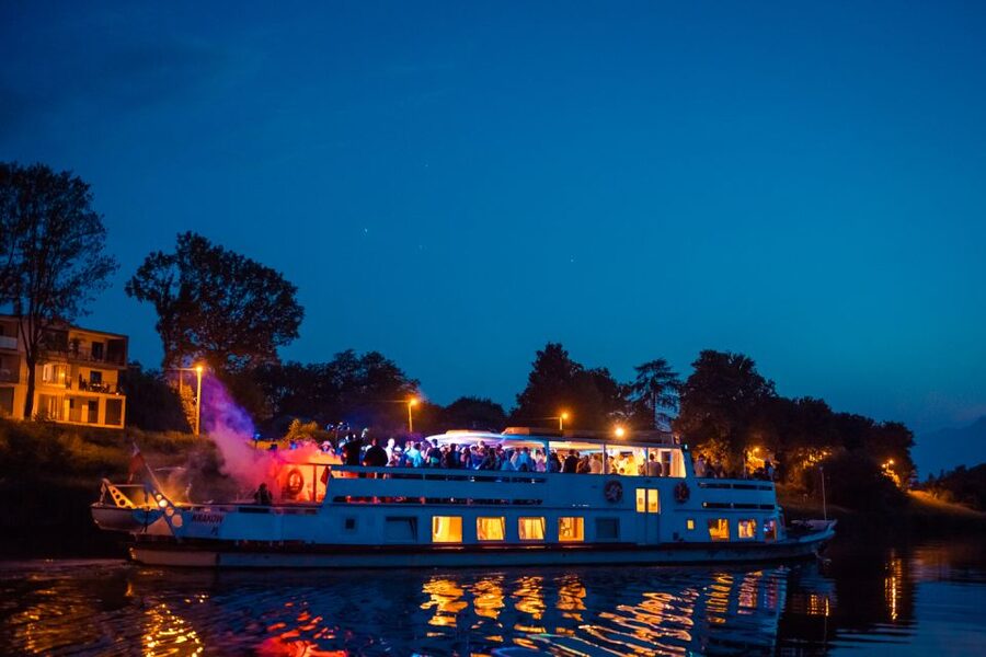 Krakow: Boat Party with Unlimited Drinks - Comfort, crowding, and the private booth