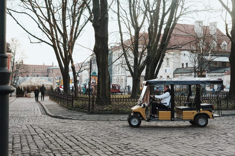 Krakow: City Sightseeing Tour by Golf Cart - The synagogues explain Kazimierz’s Jewish past