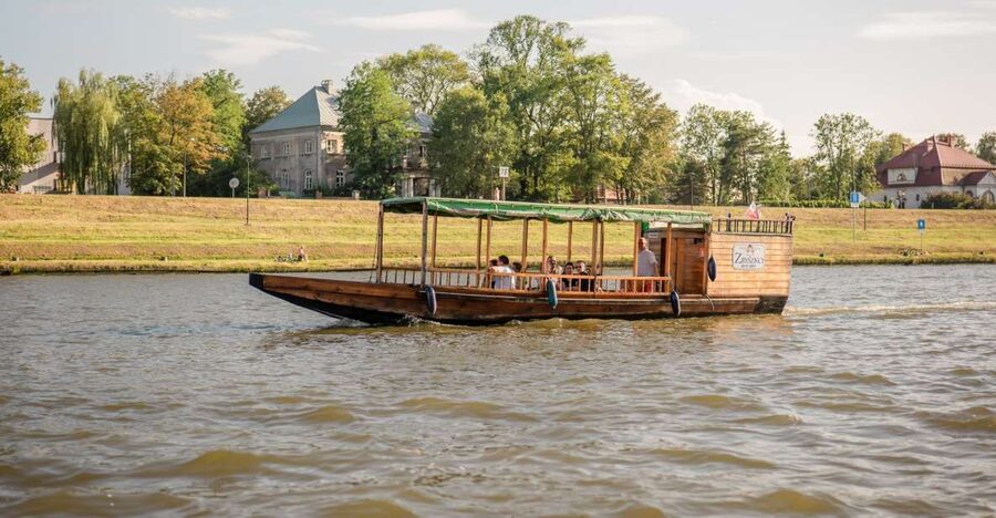 Krakow: Early Bird Vistula River Sightseeing Cruise - Wawel Castle and Wawel Hill from the water