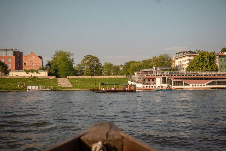 Krakow: Early Bird Vistula River Sightseeing Cruise - Kazimierz from a slower angle