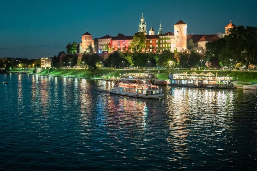 Krakow: Evening Cruise with a Glass of Wine - Wawel Castle and Wawel Hill set the mood