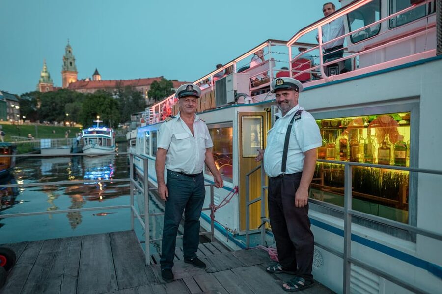 Kraków: Evening or Night River Cruise - The bar, music, and audio guide